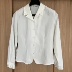 ホワイト　長袖シャツ　デザイン襟付き エレガント　キレイめ　肩パッド付き　傷あり