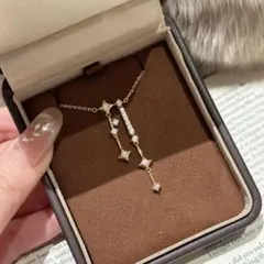 ネックレス　ゴールド　星モチーフ　キラキラ　新品　おしゃれ　アクセサリー　上品