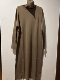 ベージュ タートルネック ニットワンピース