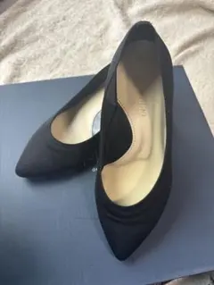 ブラックポインテッドトゥパンプス　グリッターヒール付き