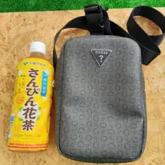 GUESSゲス！バッグ！美品！ブラック！パスポート入れとしてのサムネイル
