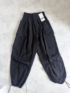 新品未使用タグ付き♡ZARA ブラックカーゴパンツ XS-S