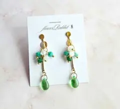 ハンドメイド　緑　ゴールド　エレガント　ビーズ　イヤリング