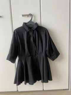 ブラック　ヘプラムブラウス　襟付きシャツ