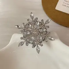 雪の結晶のブローチ　ラインストーン　スノークリスタル　北欧　クリスマス