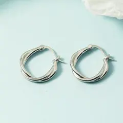 フープピアス シルバー 小ぶり ツイスト 軽量 シンプル オフィス レディース