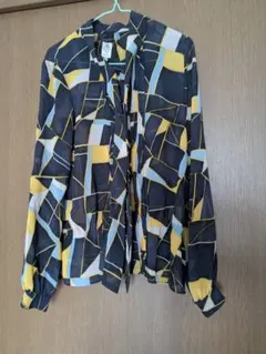 幾何学模様の長袖シャツとスカートセット