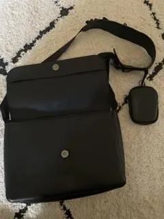 nugu 黒のショルダーバッグ