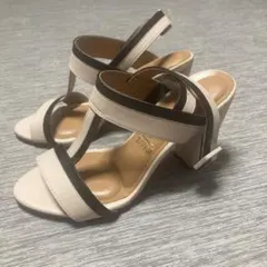 恵*子様 ベージュとブラックのストラップサンダル