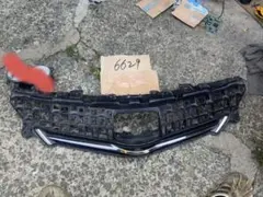 ほぼ無傷　ZVW40W ZVW41W前期プリウスα純正フロントグリルのサムネイル