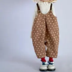 ブライスアウトフィット フリルのつりパンツと赤いソックス ナチュラル