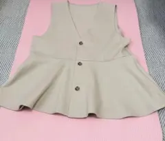 【タグなし新品】ベージュベスト　ジレ　ペプラム　ノーカラー　 Mサイズ