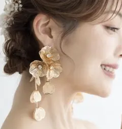 ブライダルピアスゴールド 花モチーフ ロングピアス クリスタル付き 結婚式