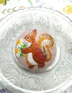 【No.293】リスと花の刺繍ブローチ