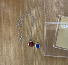 赤と青のペンダント ネックレス