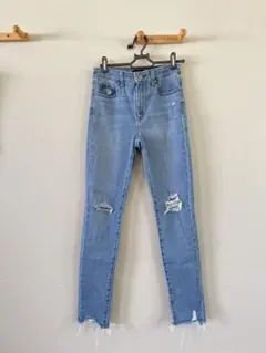 UNIQLO ライトブルーダメージデニム 24