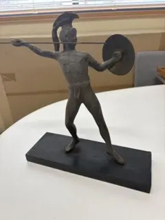 金属製 戦士像 槍と盾付き　置物　インテリア