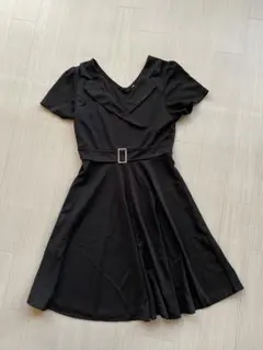 黒い半袖フレアワンピース