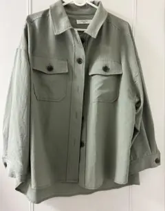 オリーブグリーン ボタン付きシャツジャケット