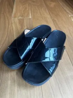 UGG ブラック クロスストラップ サンダル