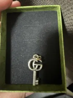 ワ*ん様 GUCCI ダブルGキー型ネックレス - メルカリ