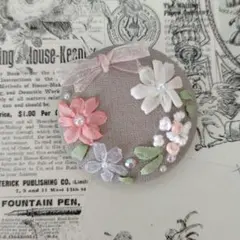 ❁くるみボタンのブローチ❁リボン刺繍ハンドメイド お花 ピンク ホワイト リース