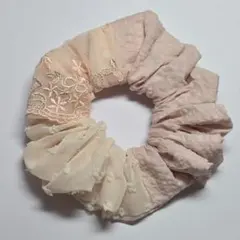 1点のみ☆ハンドメイドレース重ねシュシュ - メルカリ