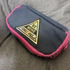 ロゴ付きネイビーとピンクの筆箱