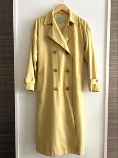 イエローダブルブレストトレンチコート
