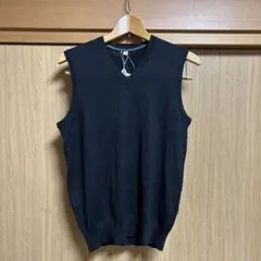黒のVネックノースリーブニットベスト