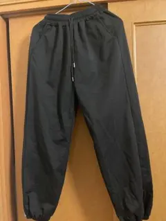 黒のジョガーパンツ