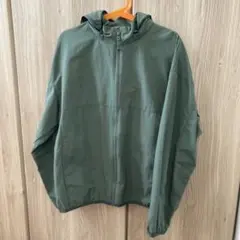 ユニクロ140cm オリーブグリーン フード付ジャケット　ポケッタブルパーカー