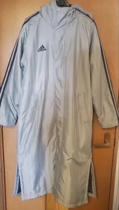 ベンチコート　adidas グレー バックロゴ入 サッカー　CLIMAPROOF