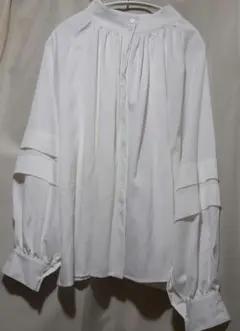 エクリール　新品　miho.a.nicoコラボ　　タックスリーブブラウス　白のサムネイル