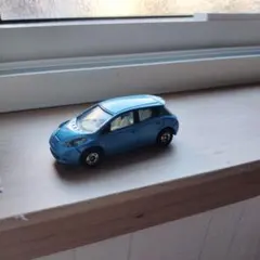 トミカ NISSAN LEAF 1/68 青　日産リーフ