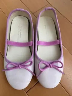 リボン付きピンクバレエシューズ
