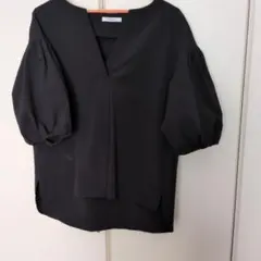 OPAQUE.CLIP ブラック Vネックバルーンスリーブシャツ