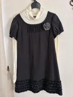 黒のフリル付きワンピース