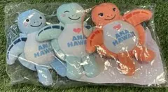 【新品未使用】ANA フライングホヌ ぬいぐるみ3匹セット Amazon.co.jp: ANA フライングホヌ ぬいぐるみ 3点＆マスコット