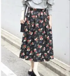 スピックアンドスパン 花柄 フレアスカート ブラック 36のサムネイル