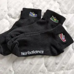 new balance ブラック とキャラクターキッズ靴下