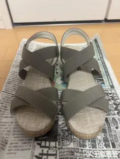 グレー クロスストラップ サンダル