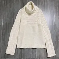 エプローブ　ボリュームタートルネック ケーブル編みニット　白　L