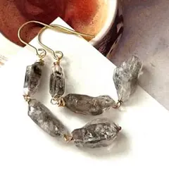 1点作品☺︎ 金枠ダブルポイントクリスタルピアス　イヤリングに変更可能☺︎ 1点作品☆ ダブルポイントクリスタルピアス イヤリングに変更可能