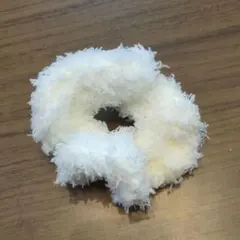 編み物　ホワイト ふわふわシュシュ