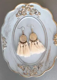 上品アイボリー タッセルピアス ゴールド調 フリンジ 大ぶり