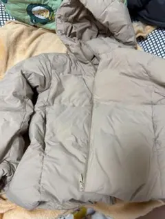 ベージュ フード付きダウンジャケット