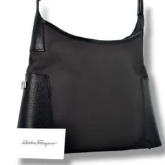 【美品】Ferragamo　フェラガモ　ショルダーバッグ　レザー　肩掛　ロゴ金具
