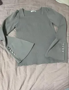 NICE CLAUP web限定商品パールボタンベルスリーブニット グレー