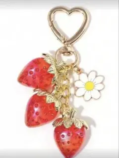 【新品】いちごチャーム キーホルダー ハート お花 可愛い 苺3つ　ちゅるん